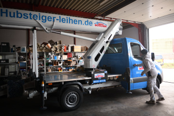 Scherenarbeitsbühne Genie S08 Transport auf Absenkanhänger zu Ihrer Baustelle